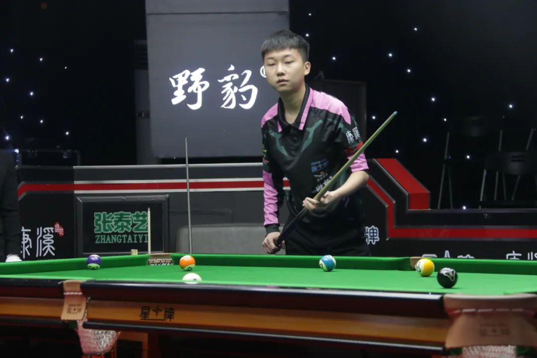 而荷兰队的 而荷兰队的