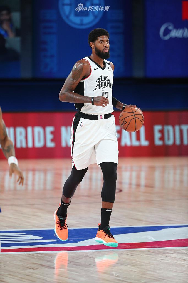 为众人瞩目 为众人瞩目